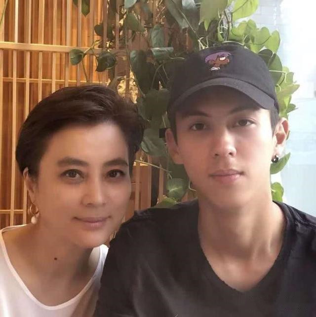 李玲玉：21岁嫁初恋，34岁再嫁犹太富商，和混血儿子的相处很特别