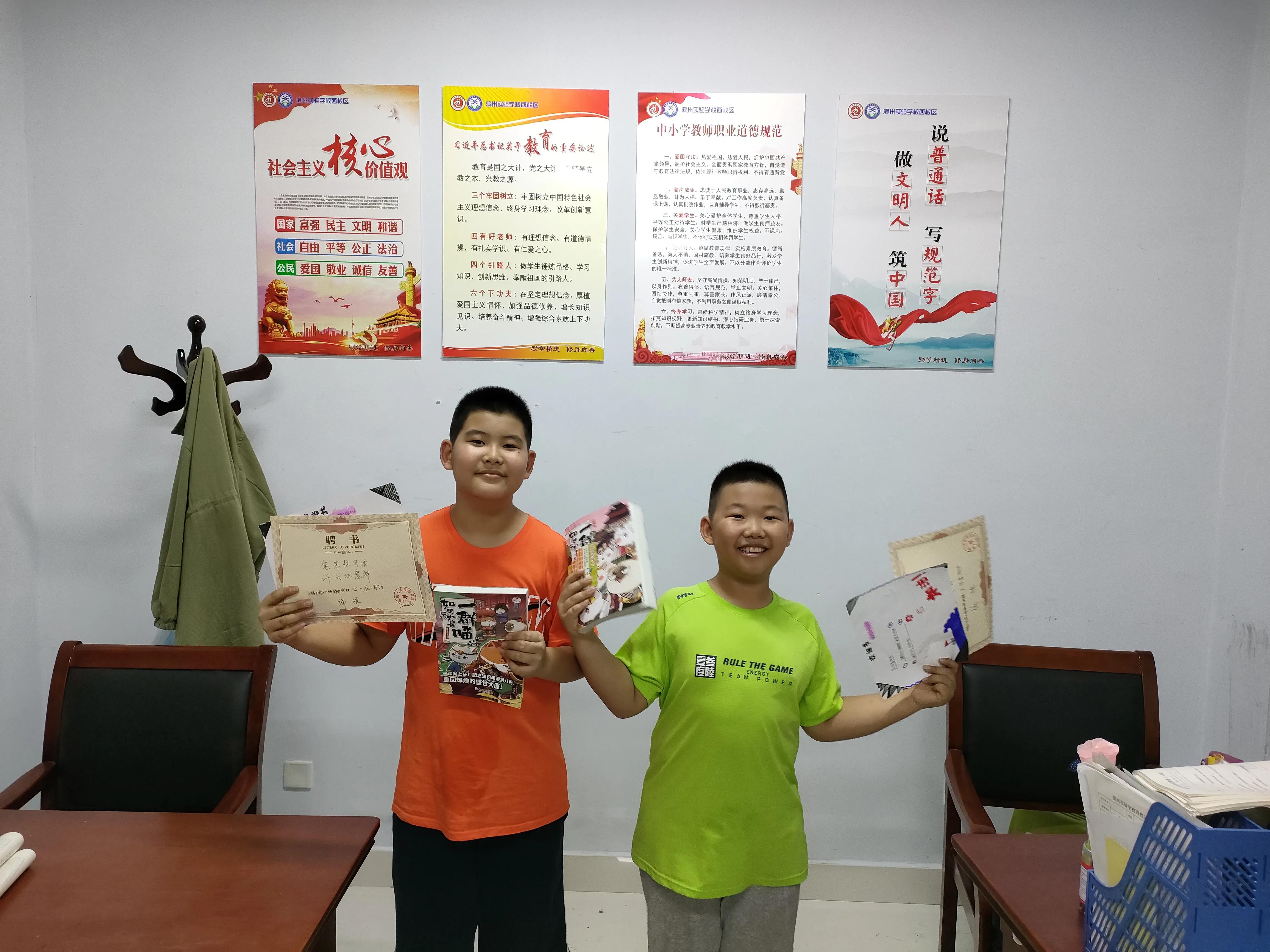 亦庄亦谐，以“吴氏幽默”称雄于三班。——《伟豪文集》