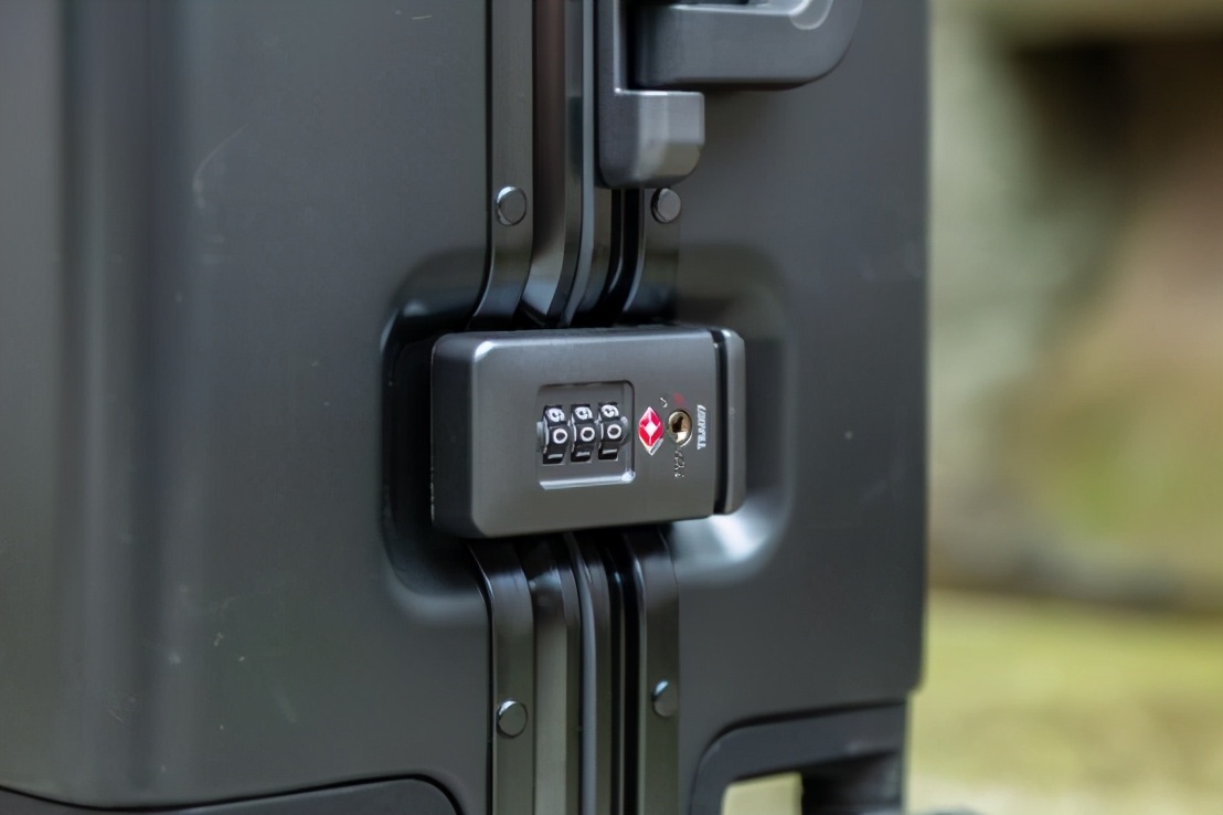 出差首选行李箱——地平线8号 POWER 系列登机箱