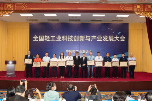 西凤股份公司获得中国轻工业凤香型白酒工程技术研究中心认证