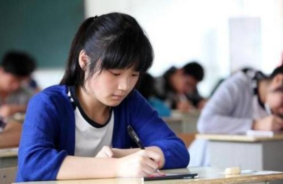 英语或将被踢出高考，教育部做出回应，家长：用处不大应该取消