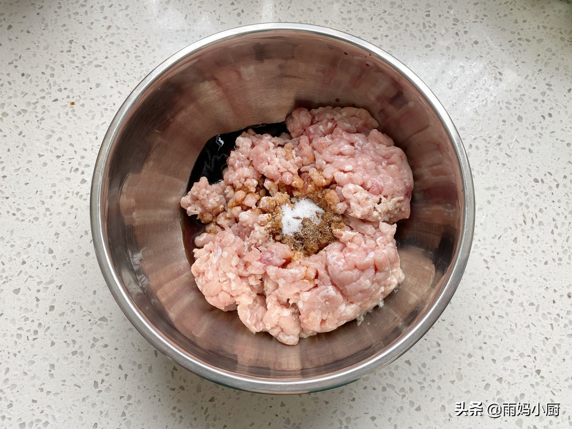 香菇木耳猪肉包子的家常做法，1次发酵真省事，外皮暄软馅料多汁