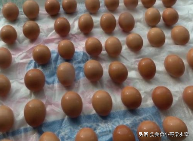 奶奶用了40多年的腌咸鸡蛋配方，操作简单，鸡蛋个个都起沙流油