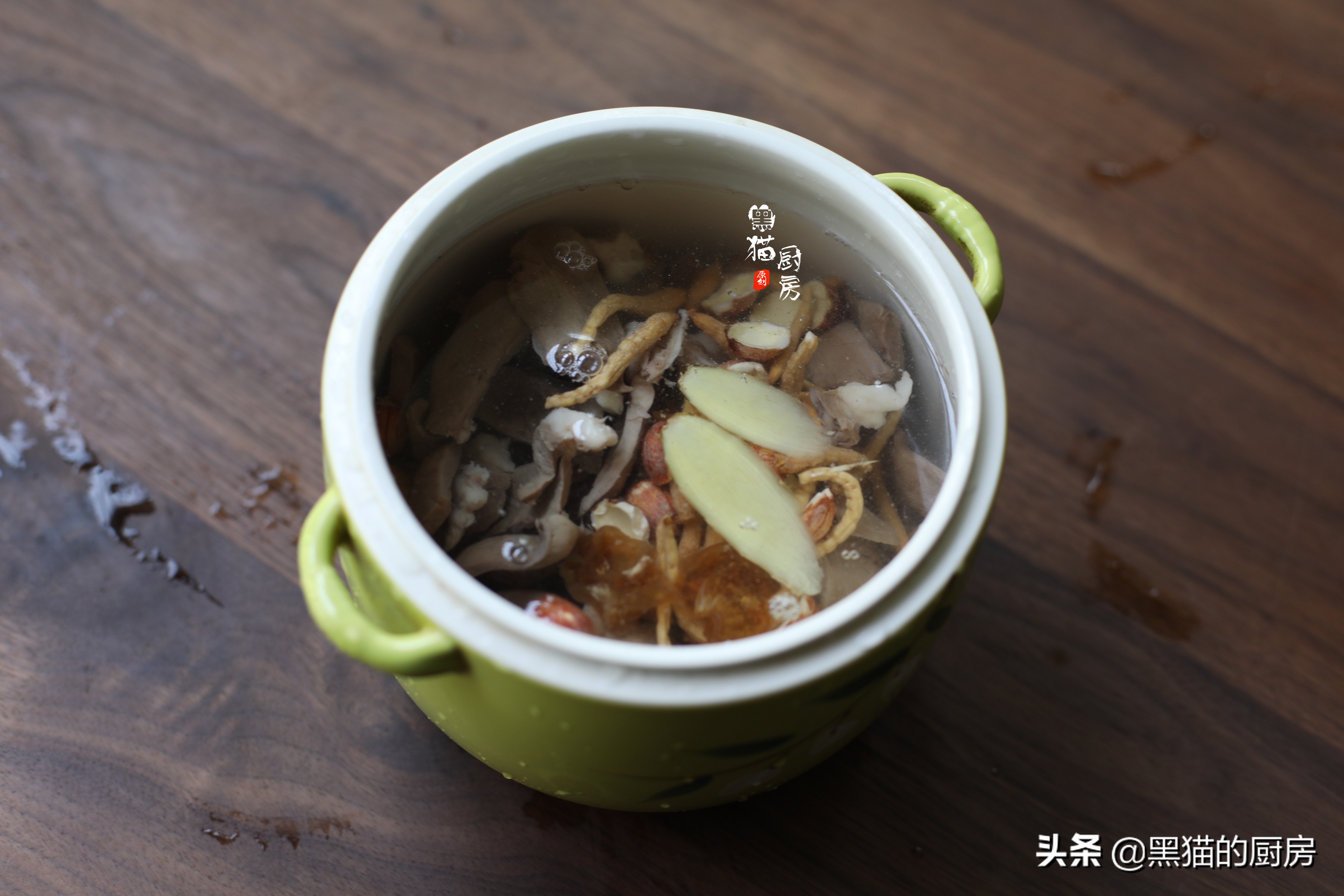 广东妈妈分享猪心汤的做法，季节交替多煲几次，孩子晚上睡眠好
