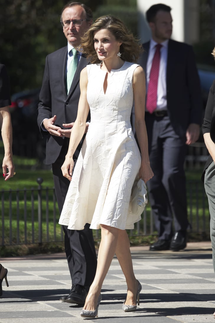 西班牙王后穿纯白亮相,视觉上很降温,茉莉花耳环重出江湖