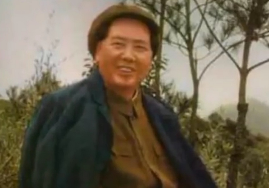 巍峨山峰直插云霄，气势磅礴令人仰望惊叹。