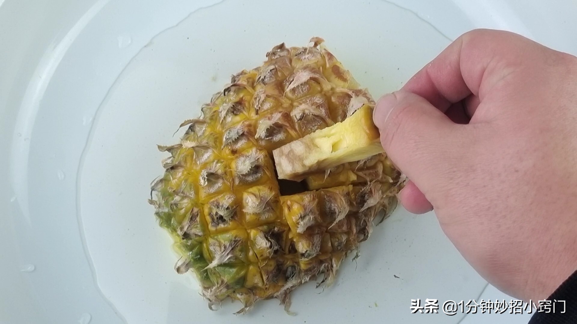 原来菠萝去皮这么简单，不挖眼不削皮，又快又省事，一点也不脏手