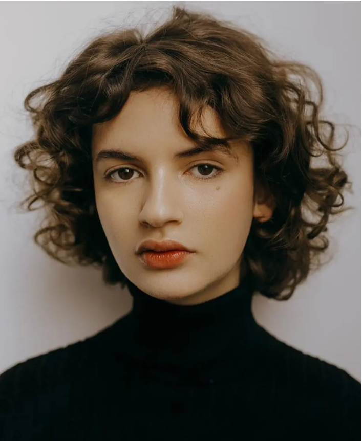 短卷发,风情万种的美