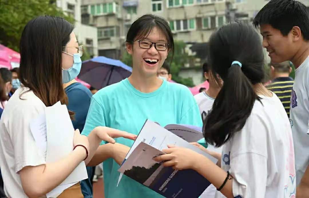 镇海中学在全国中学排名中位居前列，作为浙江省重点名校备受关注