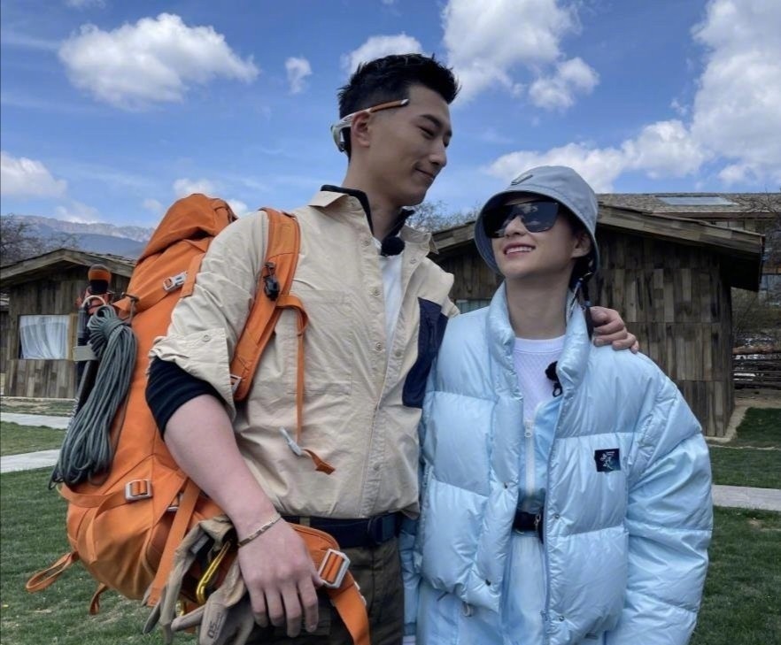窦骁的富贵情史，与2位富家女擦肩而过后，靠魅力征服了赌王千金