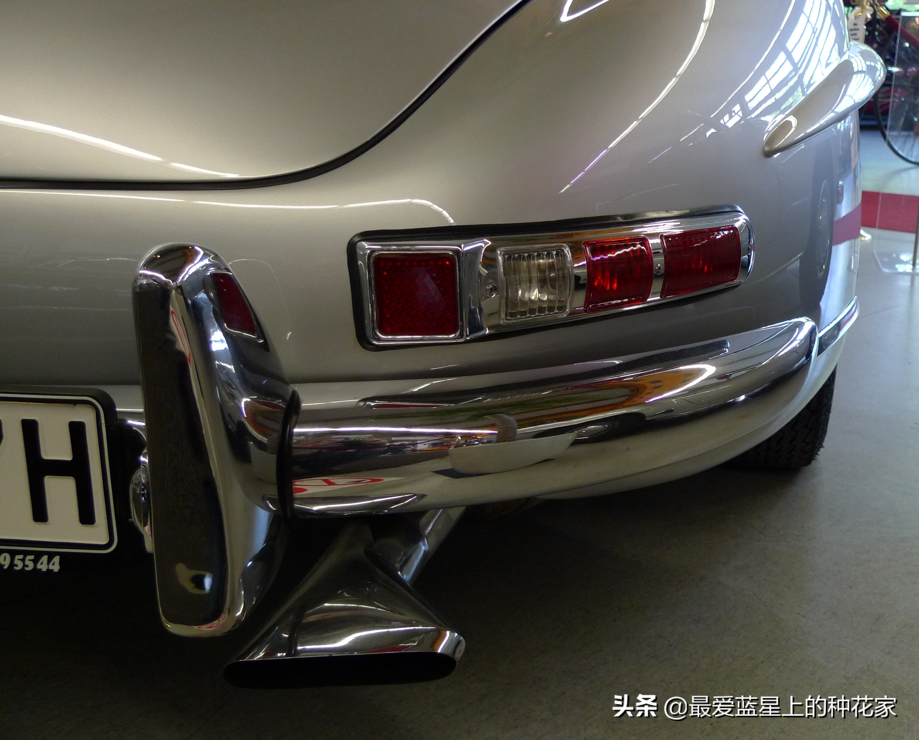 它就是跑车经典鸥翼门的引领者——梅赛德斯奔驰300SL