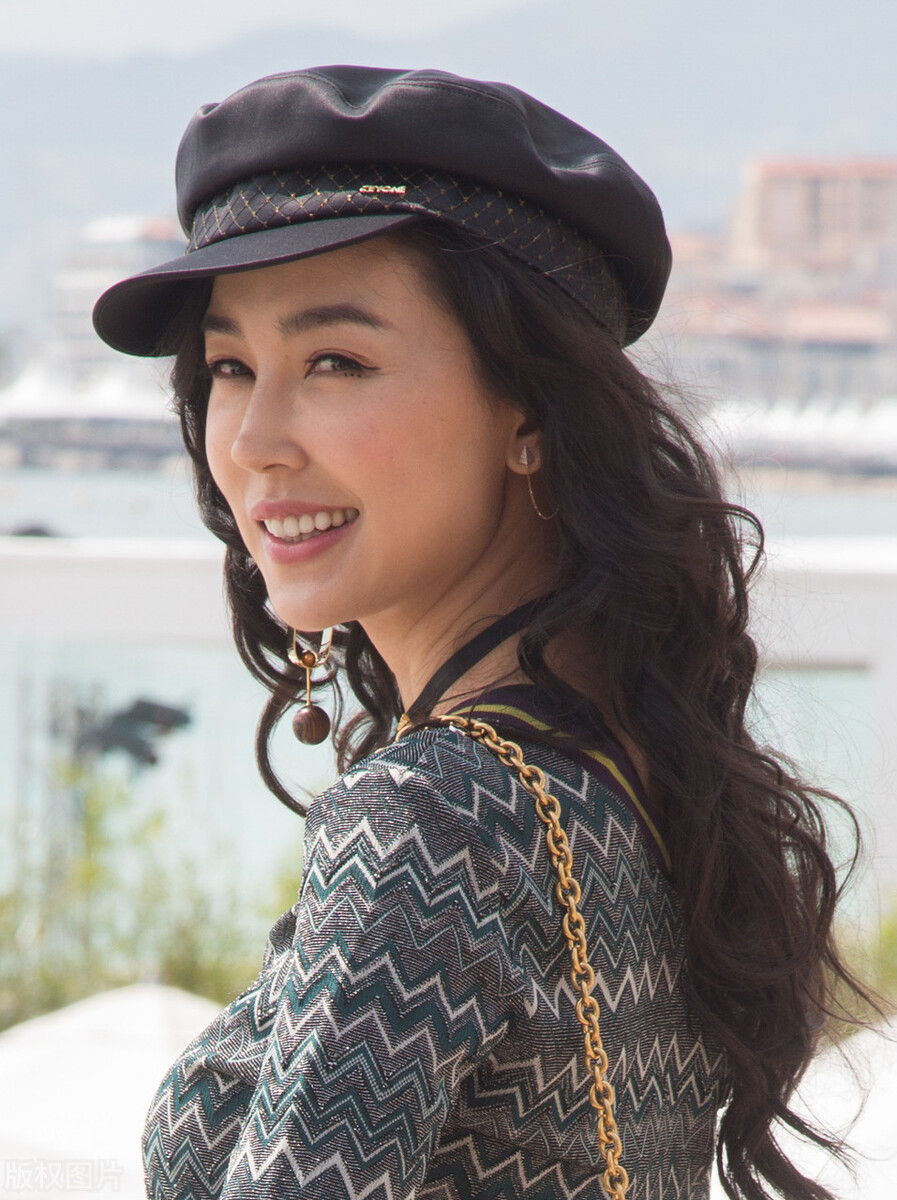 王思聪的风流情史，靠金钱征服了15个女人，如今却沦为了爱情舔狗