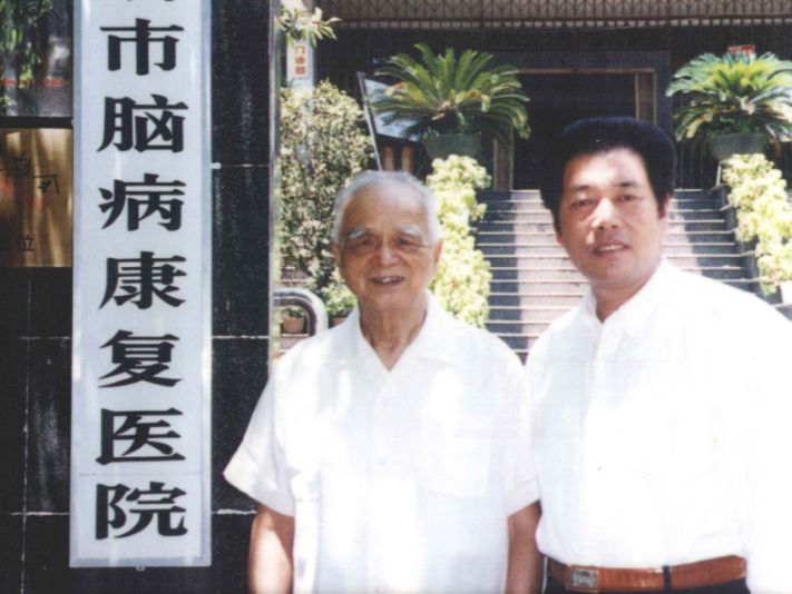 厦门市第一任市长，也曾担任广东省省长，90岁逝世，官至正部级