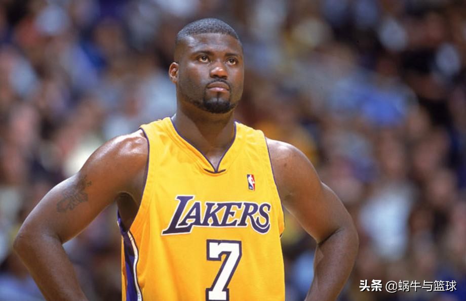 为什么nba拿球砸裁判不犯规(想打裁判的球员不少，但他是唯一一个动手的，他受到什么处罚？)