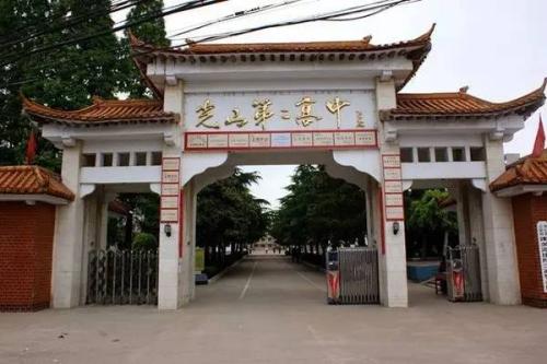 光山二高今年高考成绩的暗淡，其实早在几年前就埋下了伏笔