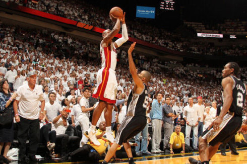 自信,创造了经典,雷阿伦的一记三分绝平,不仅抹杀了马刺那个赛季的