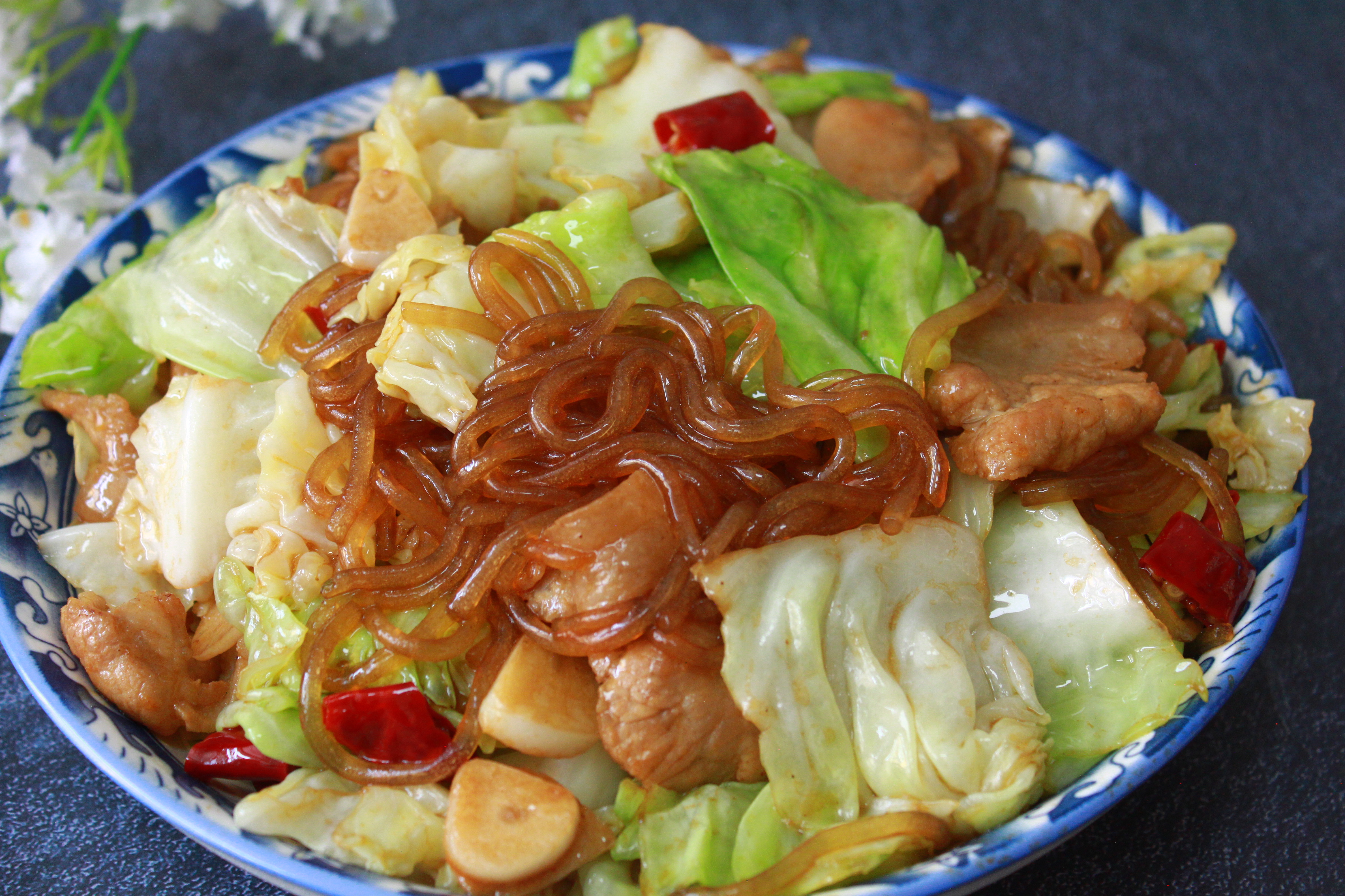 炒粉条时，最忌直接下锅炒，教你一招，不粘锅还不坨，筋道好吃