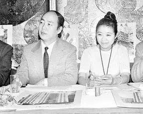 她是亚洲女首富，资产是英国女王的5倍，老公却是因“抠门”而死