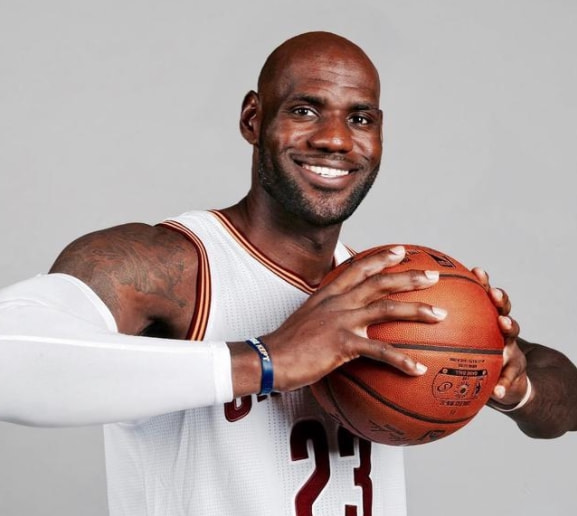 nba现在光头为什么不流行了(当NBA球星变光头，东77伦纳德颜值悬崖式下滑，詹姆斯毫无违和感)