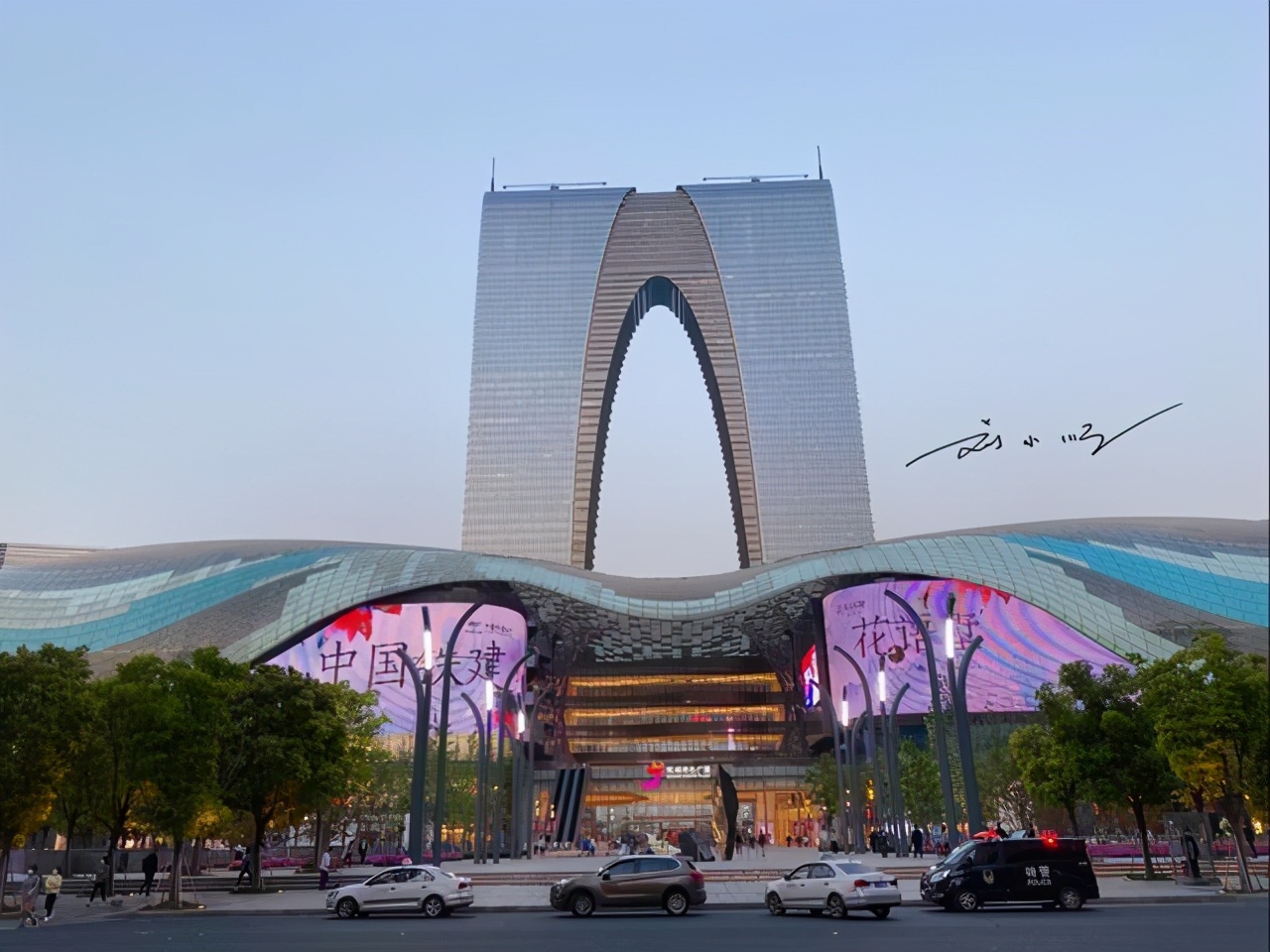 苏州有一处著名地标,大家都叫它"大秋裤",却不知道本名叫什么