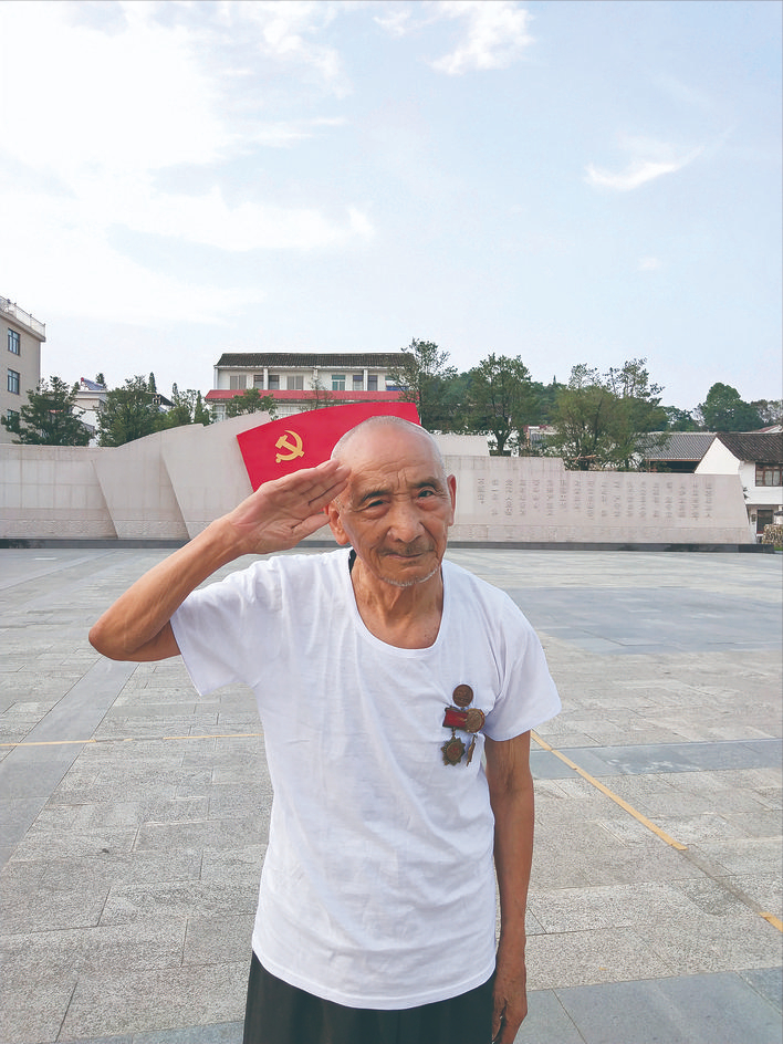 浙江县城给老兵建档，老农拿出三枚一等功臣军功章，惊动当地政府