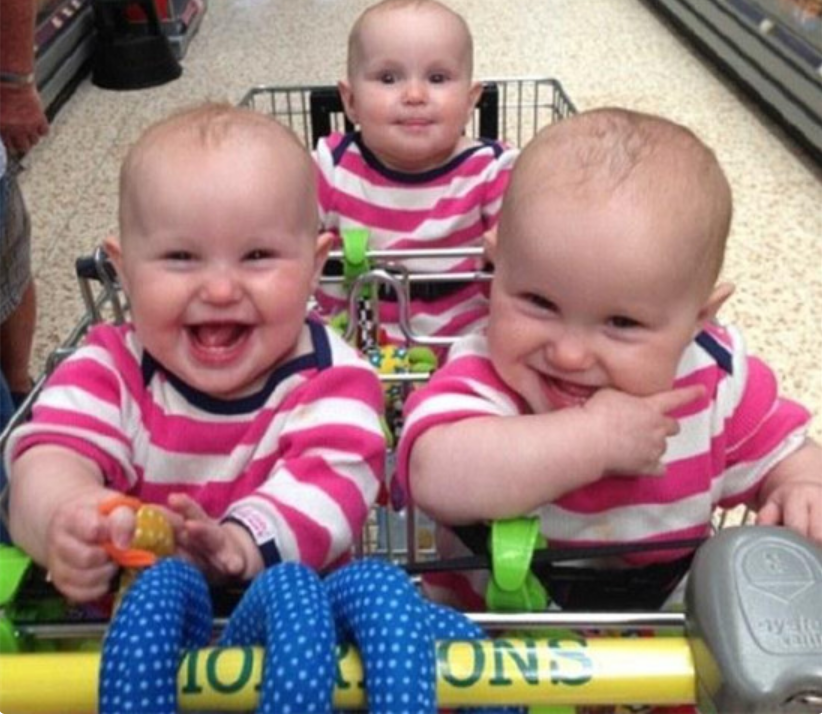 家长区分三胞胎的奇葩方法，一个比一个搞怪，父母开心却苦了孩子