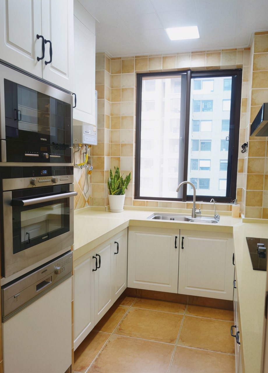 装修时，请师傅用瓷砖水泥砌橱柜，不仅结实漂亮，还一下省了5千