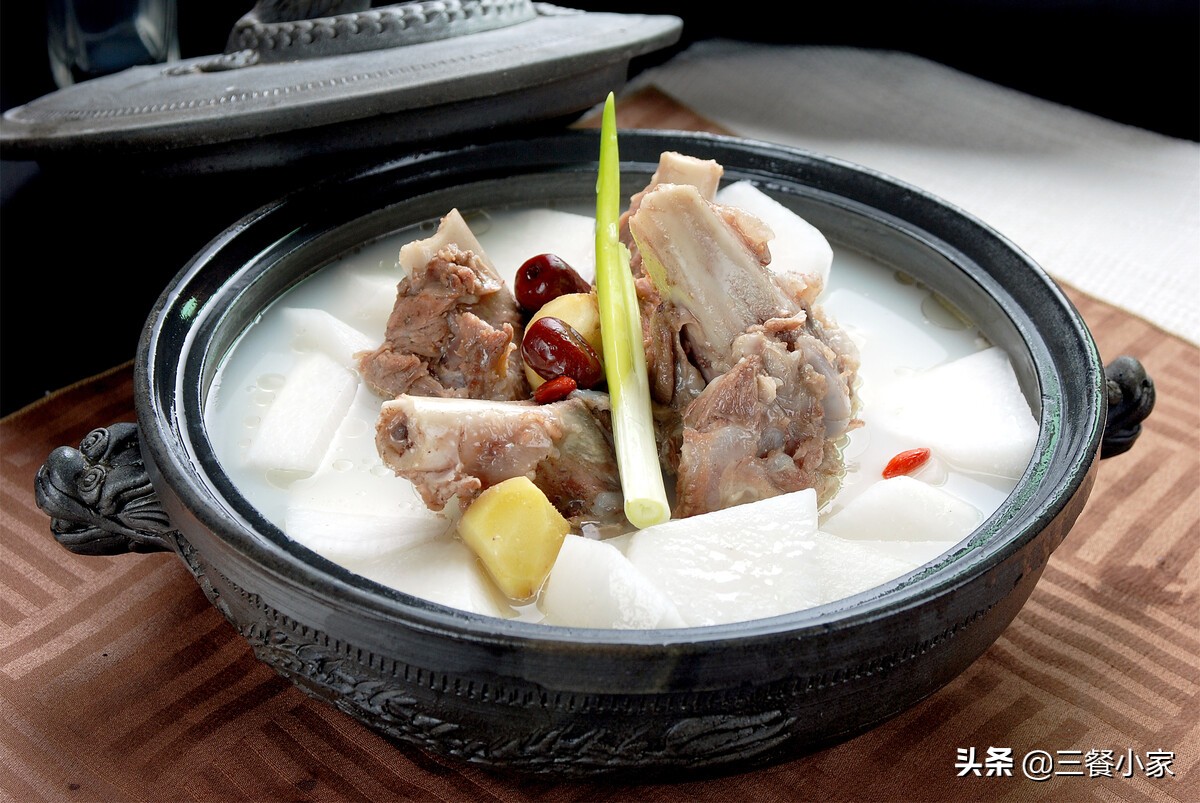 炖骨汤，酒店大厨教你诀窍，牢记三招，汤白肉香，不腥不腻还营养