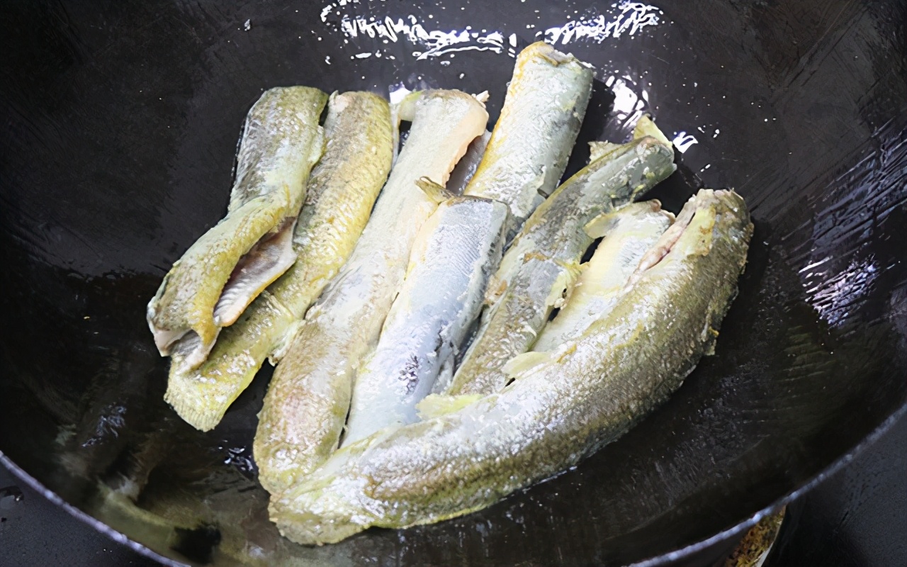 泥鳅豆腐做法（教你一道营养汤泥鳅炖豆腐汤汁浓白）