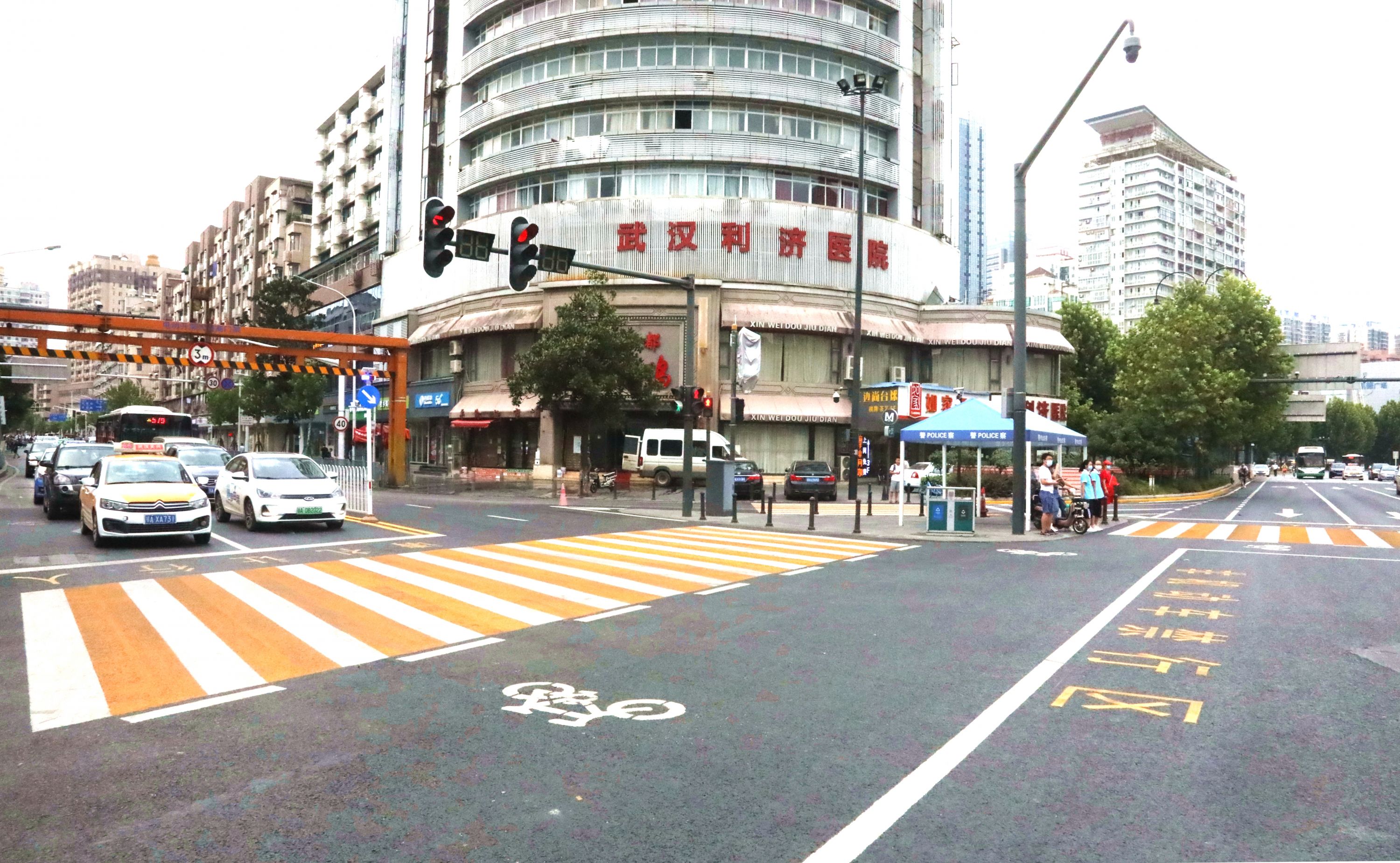 “限时3分钟”车位旁有“半个禁停”标识，武汉这些新交通标识是啥意思？