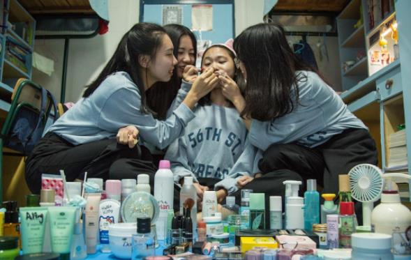 大学四年前后对比照火了，多数学生逆袭成功，医学生却是例外