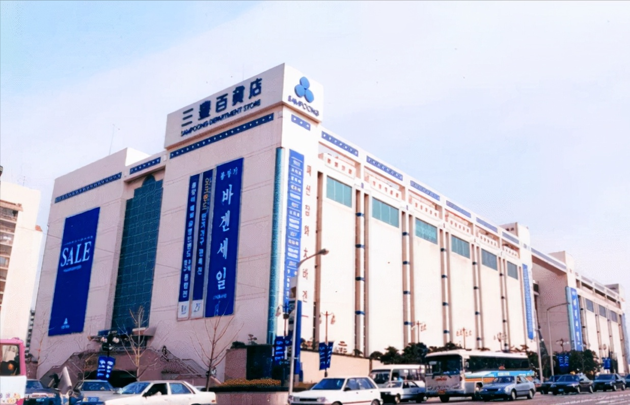 “韩百货大楼突发：瞬间倒下，生死未知”