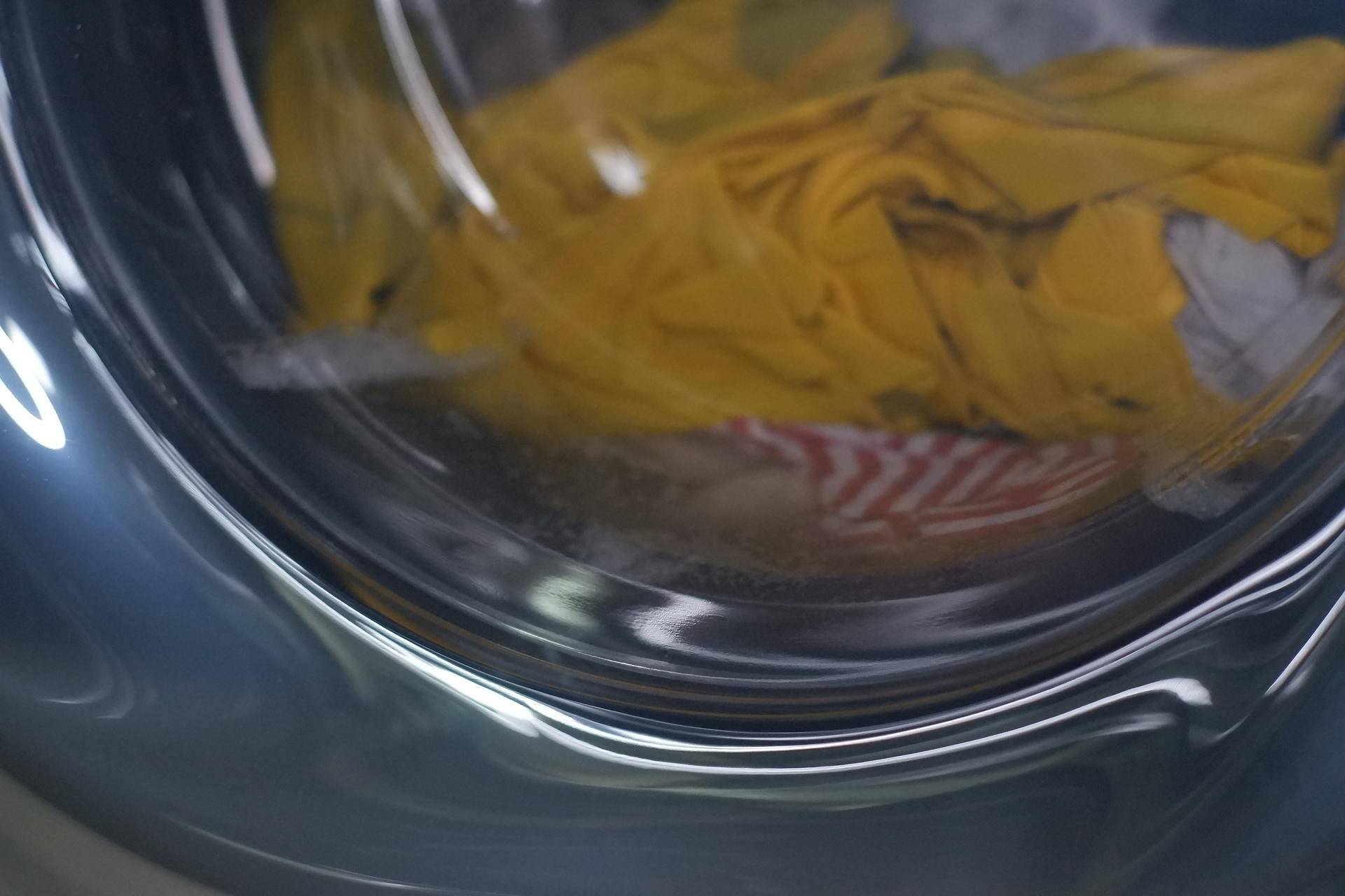 亿万气泡超强去污技术，小天鹅超微净泡水魔方洗烘一体洗衣机体验