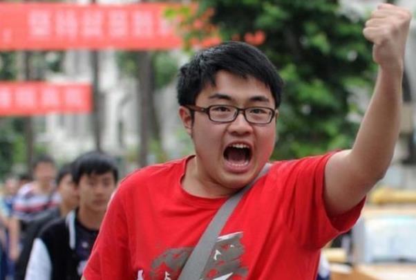 男生高考529分心有不甘,借拉二胡来解心头愁,背影孤寂让人心疼