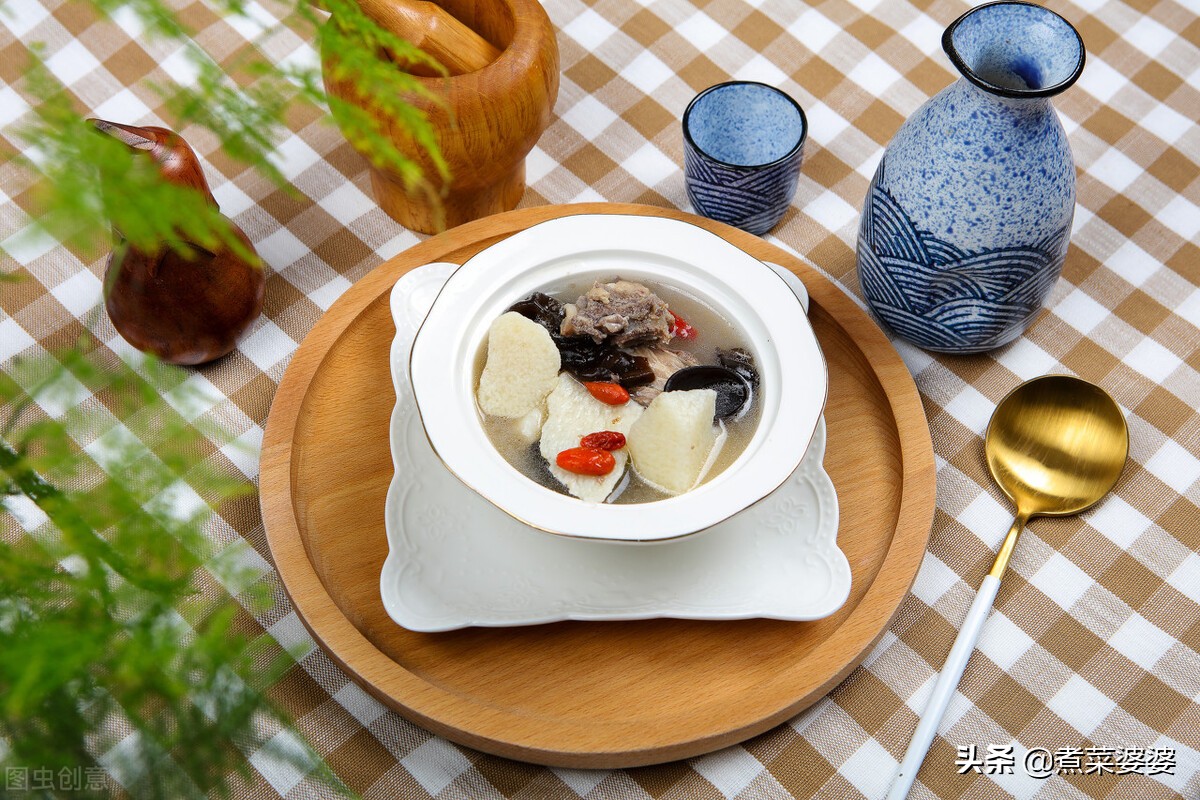 炖排骨时，谨记“二放三不放”，排骨香味十足，鲜嫩还没有腥味