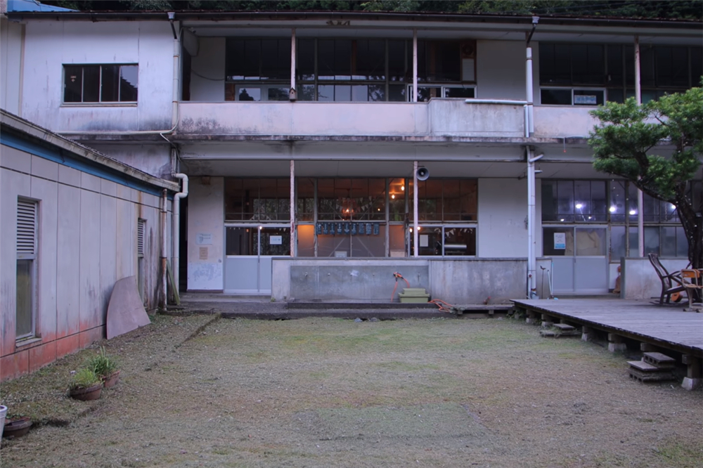 80后的他买下废弃学校，独居的日子一过就是7年，虽孤独却很自由