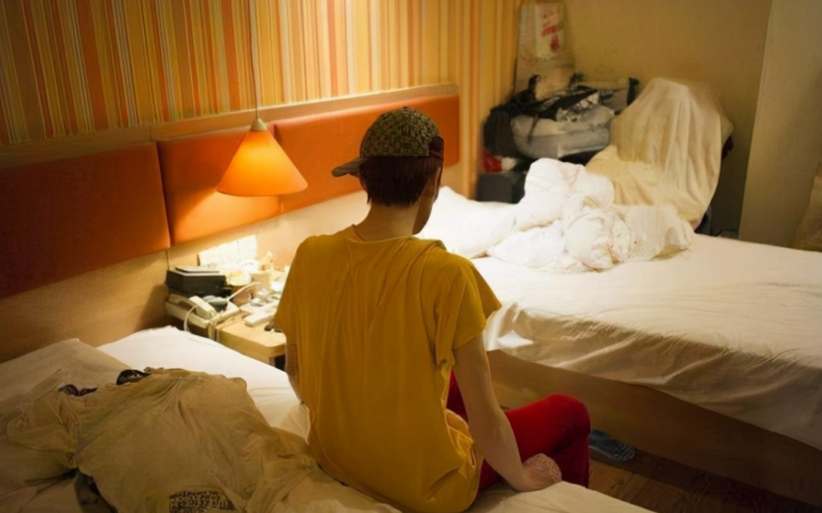 46岁“巨婴”郭冷：除了跳舞，连衣服都不会洗，年入百万无人敢嫁