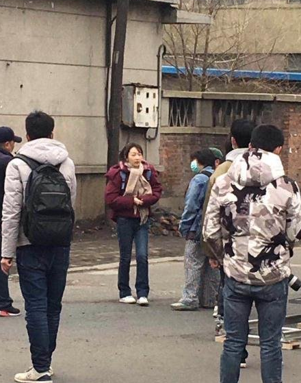 曝周冬雨片场拒采访，网友猜测与千玺有关，此前绯闻她个个都回应