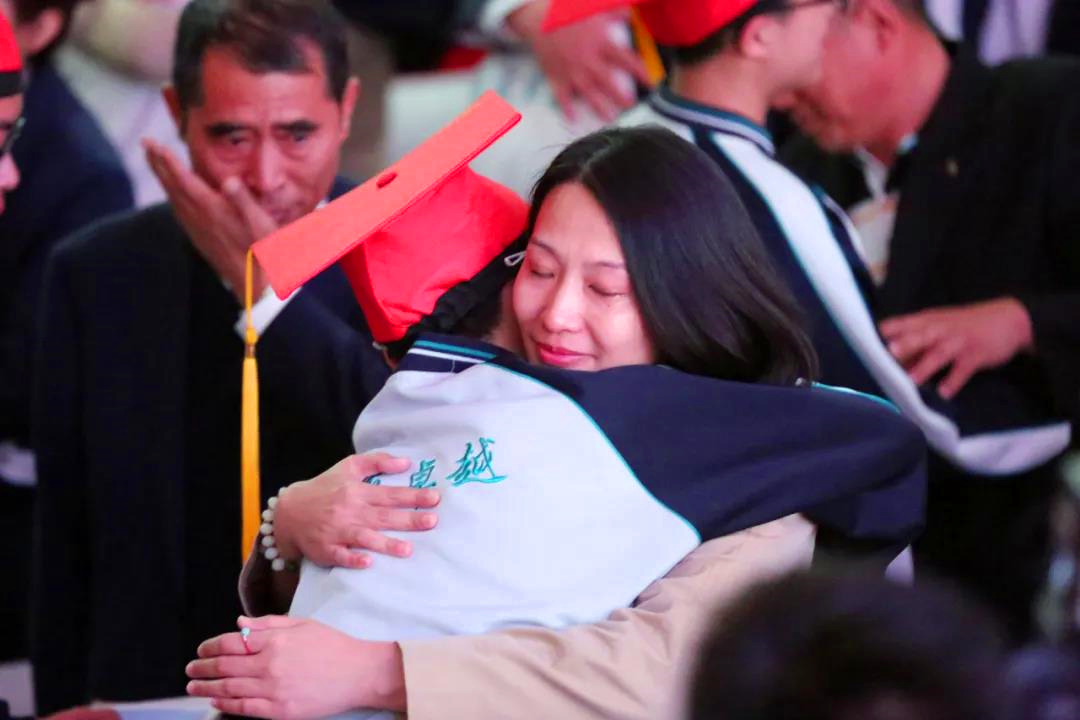 一年275个清华北大背后，衡水中学有多拼？高考当天仍坚持6点跑操