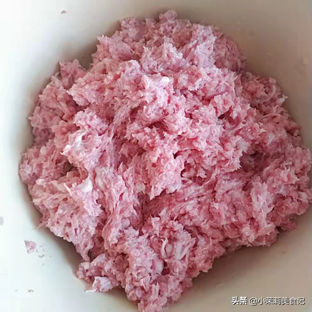调羊肉馅很简单，牢记“2放2不放1窍门”，饺子鲜嫩无膻味，真香