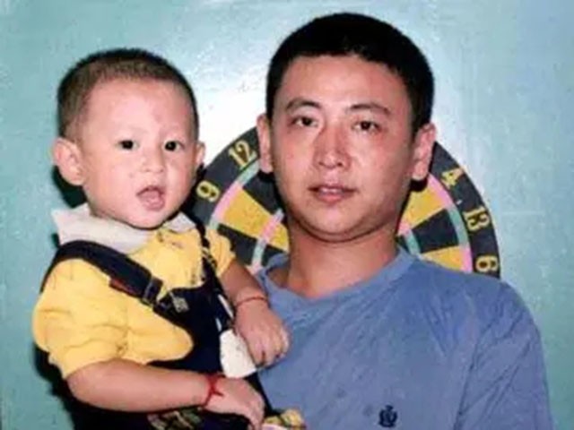 王伟牺牲20年，妻子仍在等他返航，儿子今成海军军官，已服役4年