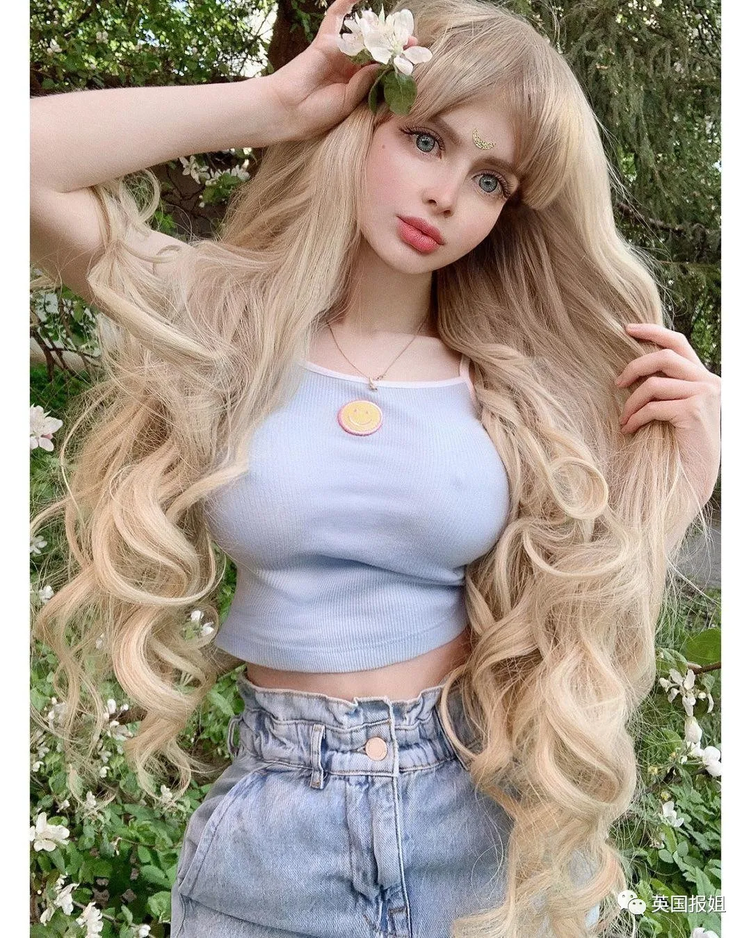 俄国美女从小被“圈养”！父母把她当活娃娃，丰胸细腰拍性感照