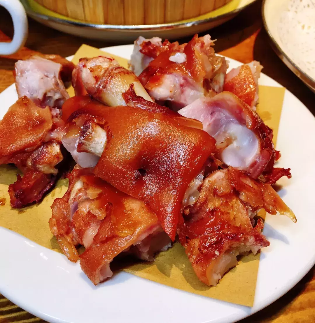 大猪蹄子9块9,一米长大刀鱼20块,10块钱一大盘子蘸酱菜随便夹