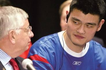 姚明为什么被选成nba状元(为何姚明能当NBA2002年状元？这4张照片给你答案)