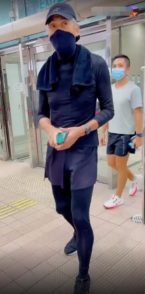 周润发晨跑被偶遇，身材超瘦两鬓斑白戴帽子遮，摘口罩与粉丝合照
