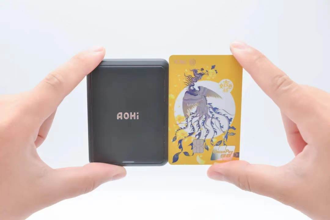 银行卡大小，咔嚓一下吸上iPhone13，Aohi超薄磁吸无线充电宝拆解