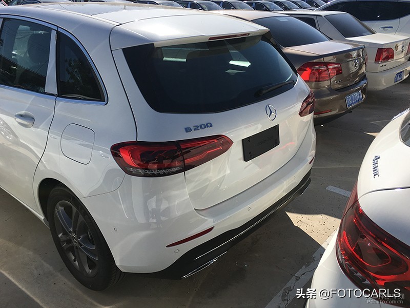 全新奔驰B200到店实拍，不看车标，1.3T售25.98万起值么？