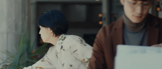 三个前夫在一个房间里雕刻沙子的场面，笑着吐了出来。