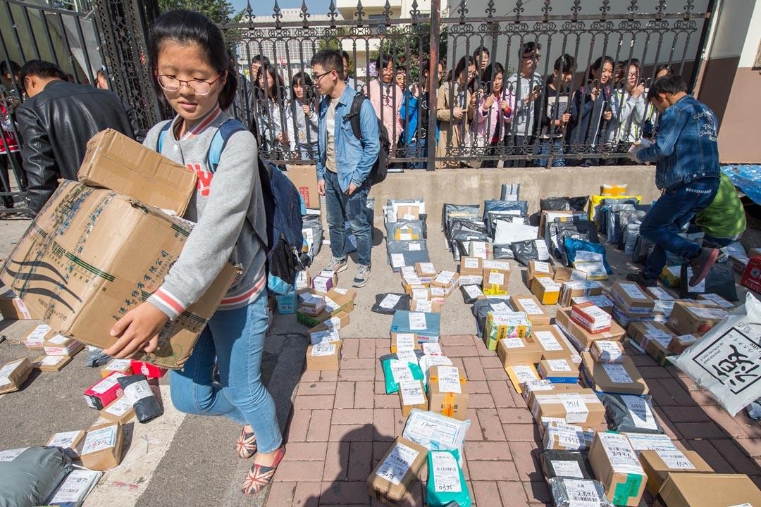 校园真实生活状态曝光，贫富差距太大，大学生生活费给多少才合理