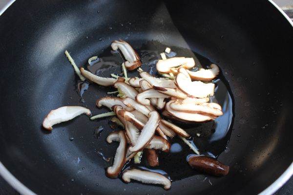 要想羊肉不腥不膻，除了焯水，加这3种食材一起炖，汤更鲜美